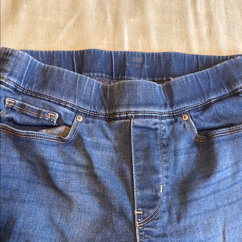 Women’s Levi pull on jeans size 6